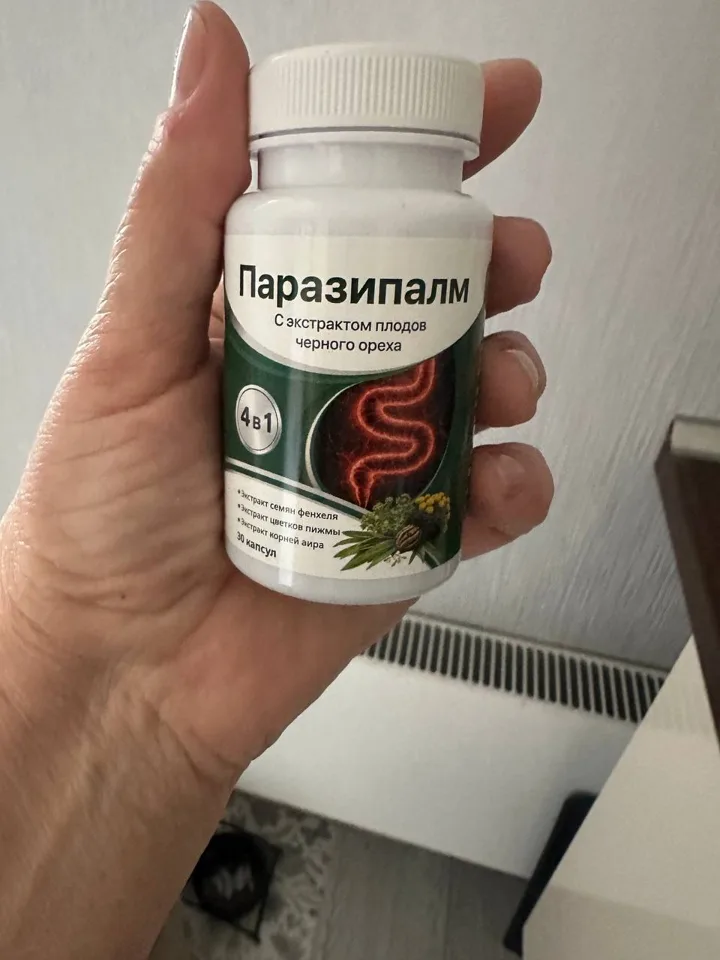 Банка Паразипалм в руке